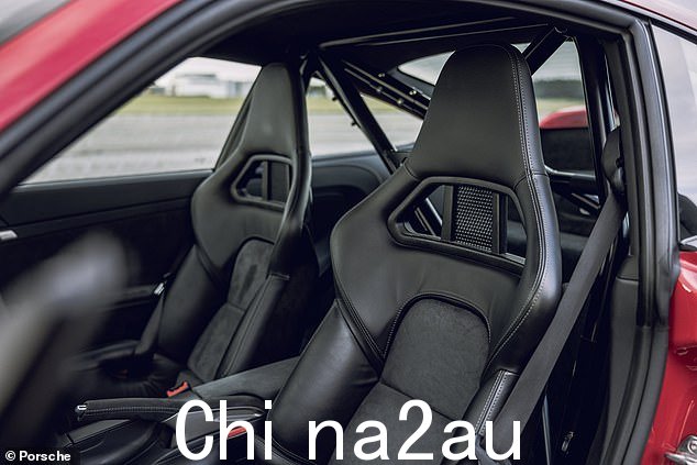 该车专为在赛道上行驶而设计,没有后排座椅,出于安全原因,可以将后排座椅更换为防滚架