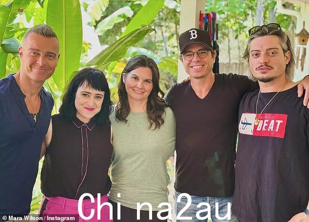 三人组与 Matthew 的兄弟 Joey 和 Andrew 合影,因为他们在播客上取笑了自己的形象