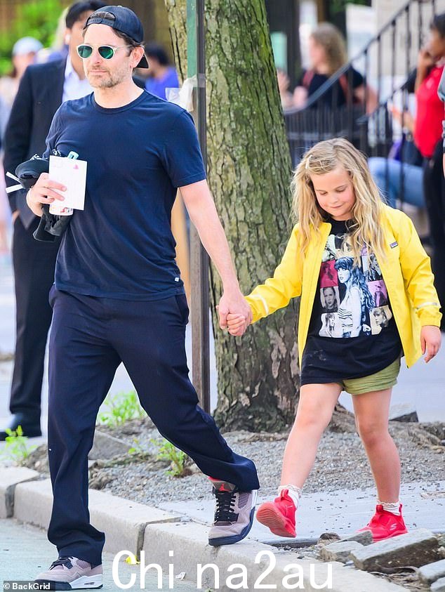 Bradley Cooper 这位溺爱孩子的父亲本周在纽约外出时牵着他七岁的女儿 Lea De Seine