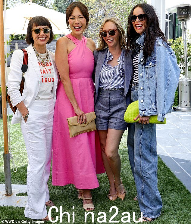 康斯坦斯·齐默 (Constance Zimmer)、林赛·普莱斯 (Lindsay Price)、林兹·沙夫 (Lindzi Scharf) 和阿比盖尔·斯宾塞 (Abigail Spencer) 随后在周四的活动中合影留念,脸上挂满了灿烂的笑容