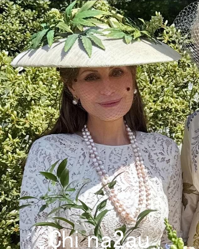 戴安娜王妃最喜欢的女帽设计师玛丽娜·基勒里(如图)戴着一顶饰有大麻叶的帽子出席纽约市的慈善午餐会
