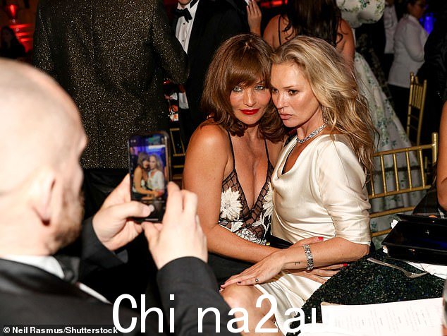 Helena 在活动中遇见了她的超模朋友 Kate Moss