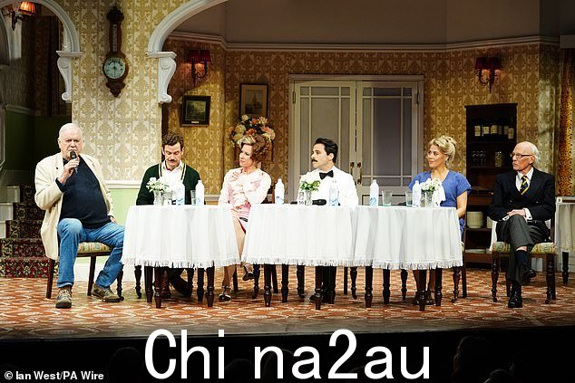 约翰·克里斯 (John Cleese) 在先睹为快的演出后加入演员阵容进行问答。在现场会议期间,Cleese 说道:“这比电视上的要好得多。”
