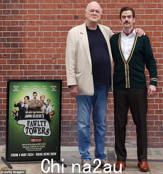 Cleese 和杰克逊·史密斯在伦敦市中心的阿波罗剧院外合影。自 1974 年 12 月在 BBC 工作室录制第一部节目以来,已有 50 年了