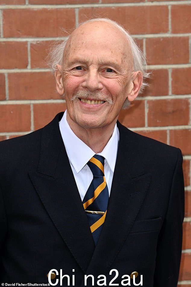 保罗·尼古拉斯 (Paul Nicholas) 是 80 年代初的万人迷,拥有轮廓分明的下巴和卷曲的金发,但他现在在约翰·克里斯 (John Cleese) 改编的舞台剧《Fawlty Towers》中扮演笨手笨脚的老少校