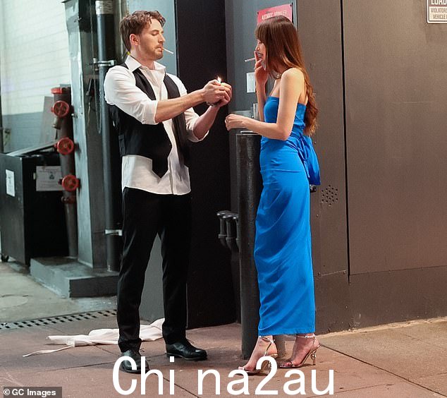 克里斯拿出打火机为她点燃了达科塔的香烟,看起来永远都是绅士