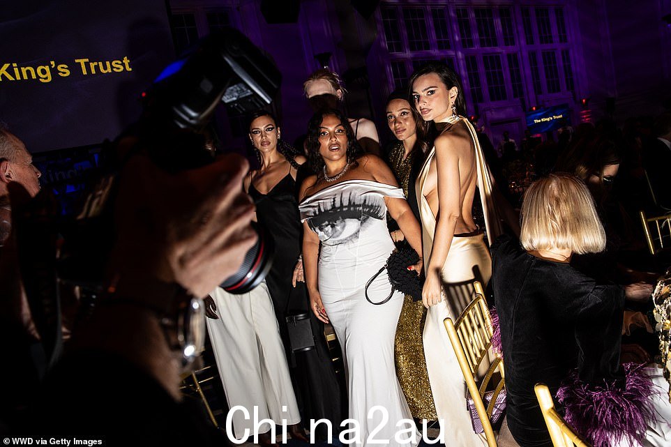 Irina Shayk、Paloma Elsesser、Adwoa Aboah 和 Emily Ratajkowski 合影留念