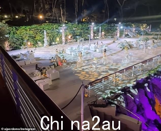 后来派对进行得如火如荼,有火舞和肚皮舞者 - 当然,也穿着白色