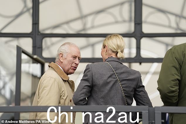 国王查尔斯三世和他的侄女 Zara Tindall 今天早上在皇家温莎马展上