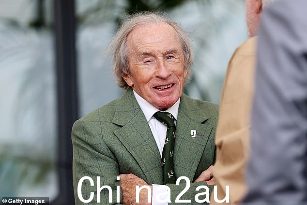 赛车运动传奇杰基·斯图尔特今天出席皇家温莎马展时微笑
