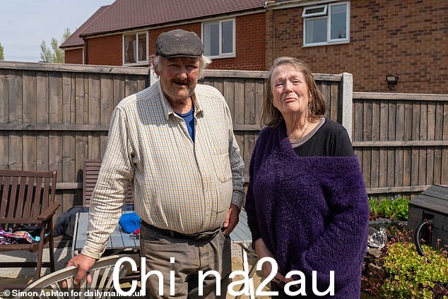 邻居芭芭拉·李约瑟 (Barbara Needham) 和丈夫梅纳德·李约瑟 (Maynard Needham) 74 岁,喜欢这所房子,并希望年轻的家庭搬进来