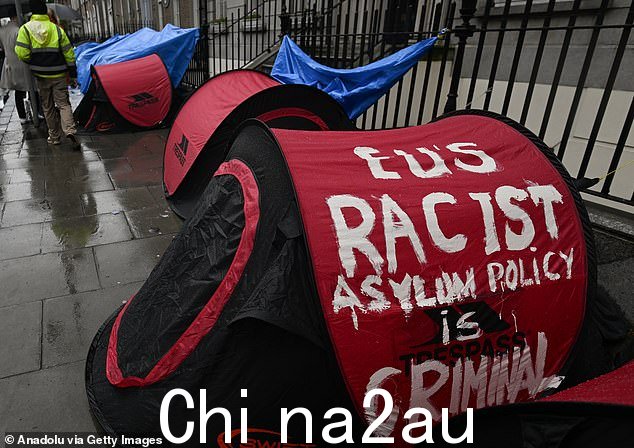 难民和寻求庇护者睡在国际保护办公室附近人行道上的帐篷里,新来爱尔兰的人必须到该办公室去庇护申请