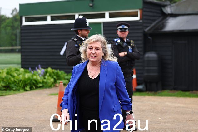 选举前的民意调查显示,现任总统有望轻松击败保守党竞争对手苏珊·霍尔(如图)