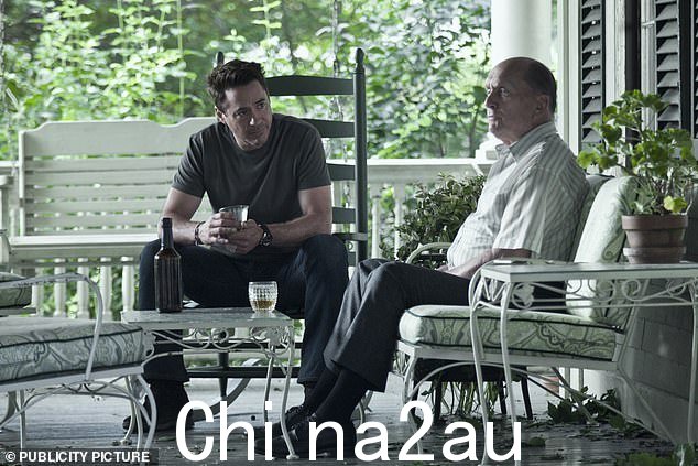 小唐尼 (Downey Jr.) 饰演汉克·帕尔默 (Hank Palmer),他是芝加哥一位成功的律师,在母亲去世后回到家乡。他与父亲约瑟夫·帕尔默法官关系疏远