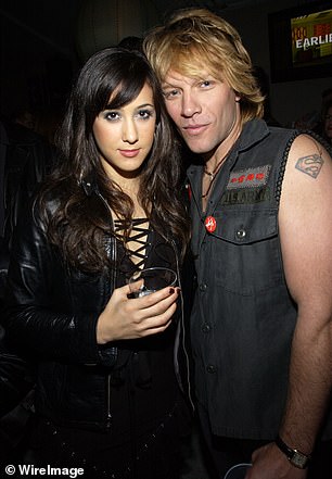 这位 62 岁的 Bon Jovi 主唱多年来被发现与许多迷人而美丽的女人交往。 2002 年,人们看到他与歌手凡妮莎·卡尔顿 (Vanessa Carlton) 在一起