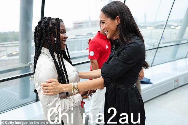 梅根遇见了运动员格洛里·埃辛,去年他们在德国的不败运动会上见面时,埃辛称公爵夫人为“我的尼日利亚妹妹”