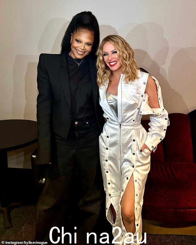 凯莉·米洛 (Kylie Minogue) 与珍妮·杰克逊 (Janet Jackson) 在伏尔泰酒店举行的最后一场演出中与珍妮·杰克逊 (Janet Jackson) 合影,这是她在拉斯维加斯驻场演出的最后一场演出,门票已全部售完