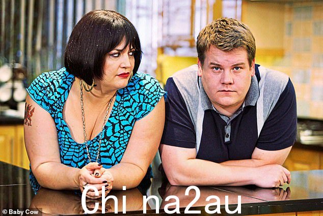 经典 BBC 情景喜剧中露丝·琼斯 (Ruth Jones) 饰演 Nessa,詹姆斯·柯登 (James Corden) 饰演 Smithy