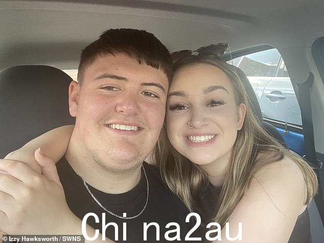 Izzy - 她说她对自己的状况感到孤立 - 与她的伴侣 Liam Bush 合影