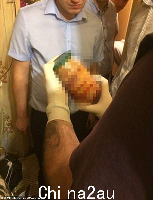 当警察搜查他们在克拉斯诺达尔的公寓时,据报道他们发现了几块被砍下的身体部位、腌制的人类遗骸、十几片皮肤和食谱,以及概述如何吃人的“食人视频”煮人肉