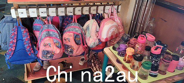 酒店工作人员让大楼看起来像普通学校。有小椅子和桌子,还有挂包和外套的挂钩,上面写着学生的名字