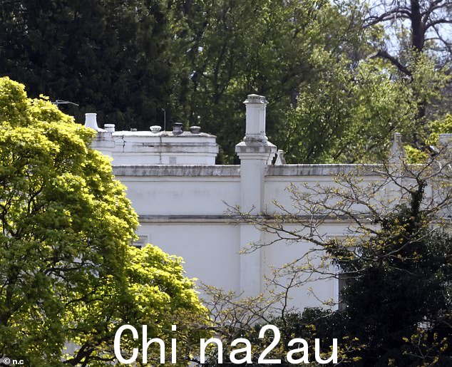 建筑的部分区域已经变成灰色,而它们曾经是明亮的、标志性的白色