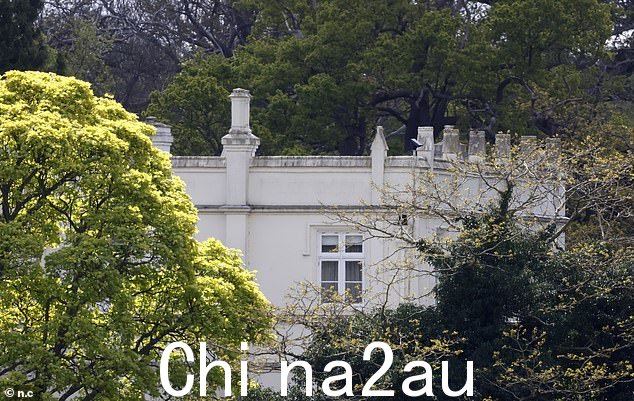 建筑物的白色油漆严重剥落,需要重新粉刷