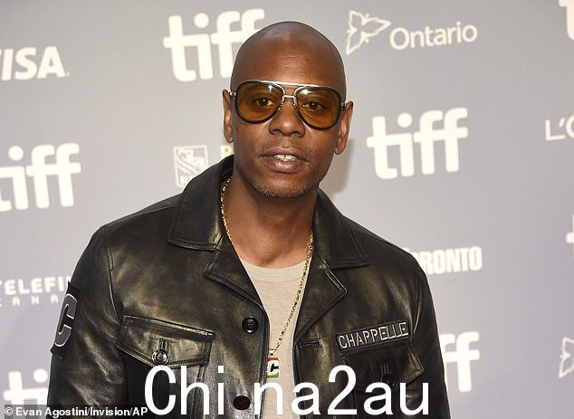 活动视频显示 Chappelle 表演他的表演时,Lee 突然从舞台外出现并将这位喜剧演员撞倒在地
