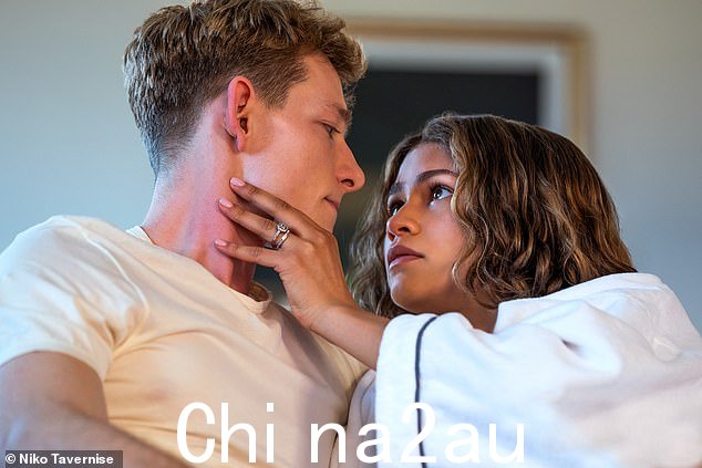 它的成功无疑体现在票房上,因为它成为了美国票房第一的电影《美国》在首周末收获了 1500 万美元的巨额收入(如图:Zendaya 和 Mike)