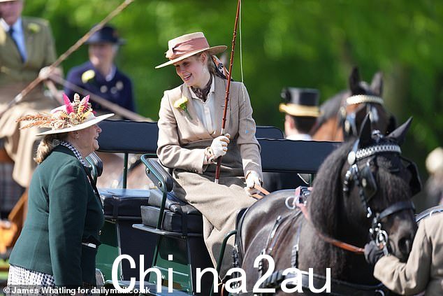 Lady Louise 骑着马车到达活动现场时停下来与另一位观众聊天
