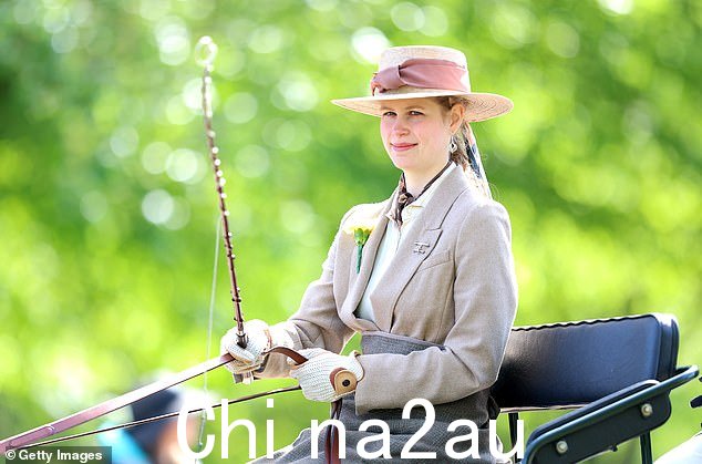今天参加马车驾驶活动的露易丝女士看起来很精致