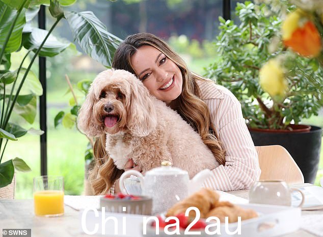 在家里摆出一系列照片,凯莉穿着细条纹衬衫和牛仔裤,而她心爱的宠物狗栖息在她的膝盖上,看起来很别致