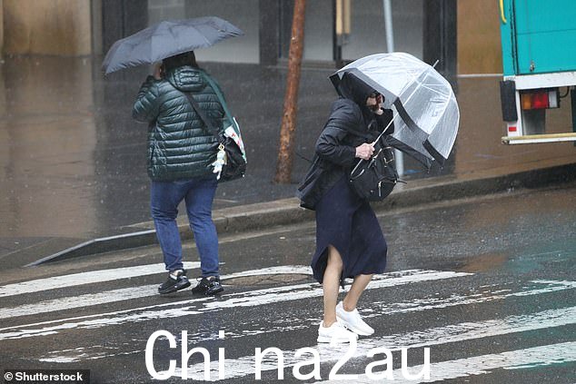 强降雨将继续袭击澳大利亚部分地区,周末的恶劣天气导致数万人断电并引发山洪