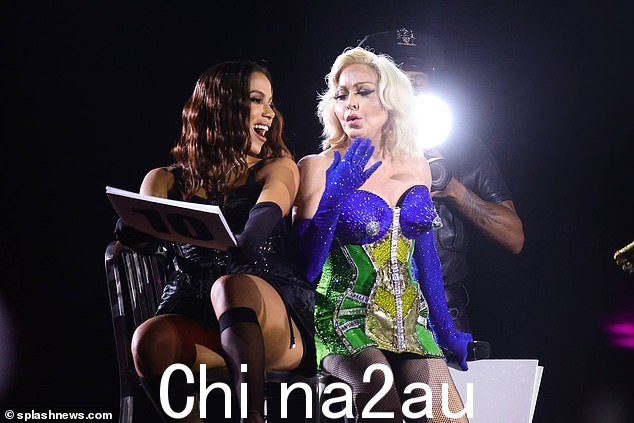 这位 31 岁的 Envolver 热门歌手穿着活泼的服装,在科帕卡巴纳海滩庆祝巡演的最后一站与 Material Girl 一起登上 Vogue 的舞台