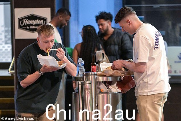 同时,伯明翰的银行假日聚会爱好者冒着寒冷,在深夜吃烤肉串