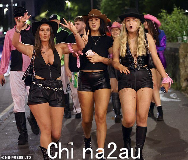 利兹的一群女孩出城庆祝五一银行假日