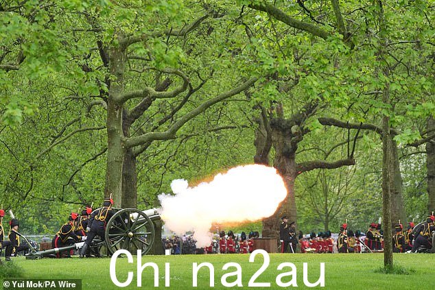 国王部队皇家马炮兵今日在伦敦格林公园鸣放 41 响皇家礼炮