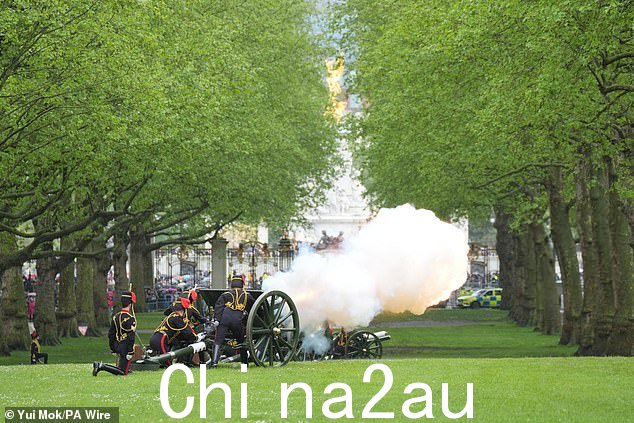 国王部队皇家马炮兵今日在伦敦格林公园鸣响 41 响皇家礼炮