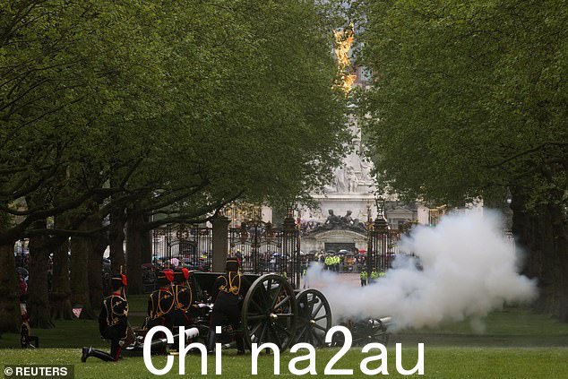 今天在伦敦格林公园鸣放礼炮纪念加冕周年纪念日