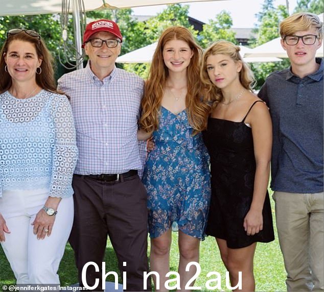 看看所有其他名人,他们多年来一直公开尝试教导孩子们金钱不会长在树上——包括比尔·盖茨(与他的孩子合影)