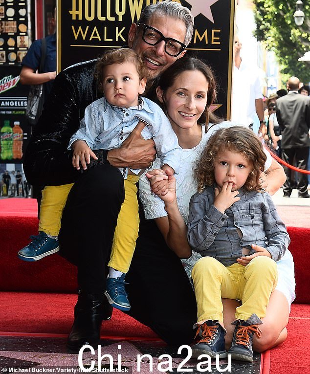 杰夫·高布伦 (Jeff Goldblum),71 岁,最近在布鲁斯·博齐 (Bruce Bozzi) 的播客上露面时解释说,他不打算让他的两个儿子,八岁的查理和六岁的里弗靠他的收入生活。 re old
