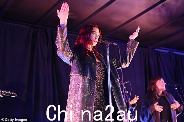 杜阿·利帕 (Dua Lipa) 在寒冷的春天里为自己的粉丝表演时穿着带图案的外套,让自己保持温暖