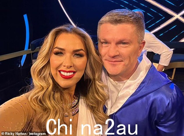 两人在 ITV 的《Dancing On Ice》中相识(在节目中合影),并在 Ricky 给她发消息并邀请她参加拳击活动后开始约会