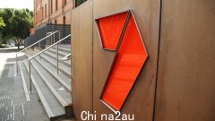 布鲁斯·莱曼 (Bruce Lehrmann) 在第七频道资助的豪宅住了一年后，被前房东盖诺·米克斯夫人 (Lady Gaenor Meakes) 起诉