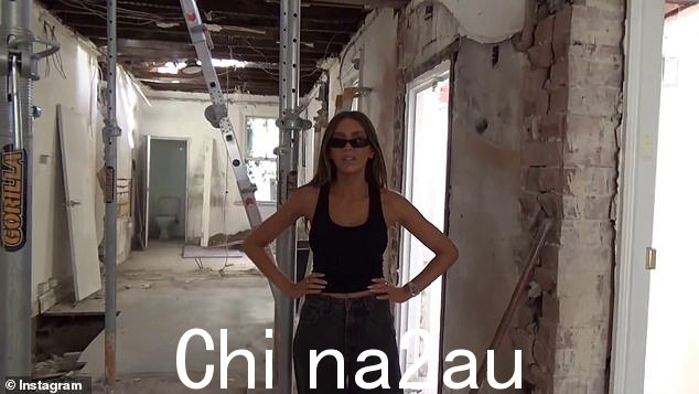 穿着非常休闲的服装,这位前 WAG 满脸笑容地展示她目前仍在建设中的新店