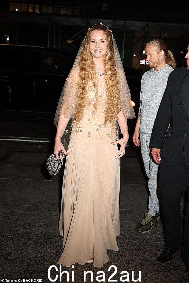 Lana Del Rey 在参加周一晚上在曼哈顿翠贝卡社区 WSA 举行的 Met Gala 余兴派对之前换上了一套更舒适的连衣裙