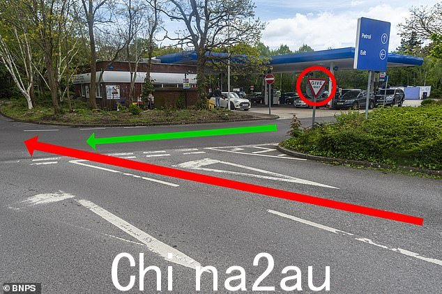 艾萨克斯夫人正离开多塞特郡伯恩茅斯 Tesco Extra 的加油站(如上图绿色箭头所示),当时正在主店购物的雅培把车停在了前面她的(红色箭头)导致她猛踩刹车,圈出的是让路标志“class =“blkBorder img-share”。style=