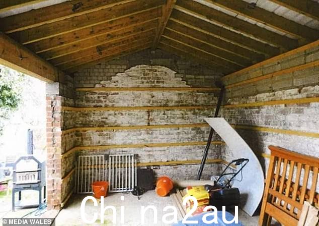 他们聘请 Leighton Walkley 建造扩建部分、避暑别墅(如图)和露台