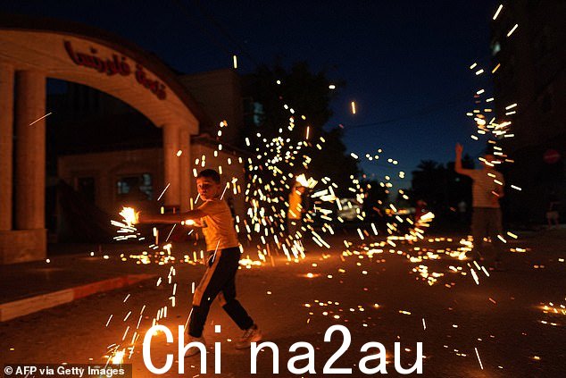哈马斯于 2024 年 5 月 6 日宣布接受停战提议后,巴勒斯坦人在加沙地带中部代尔巴拉赫的街道上燃放烟花庆祝