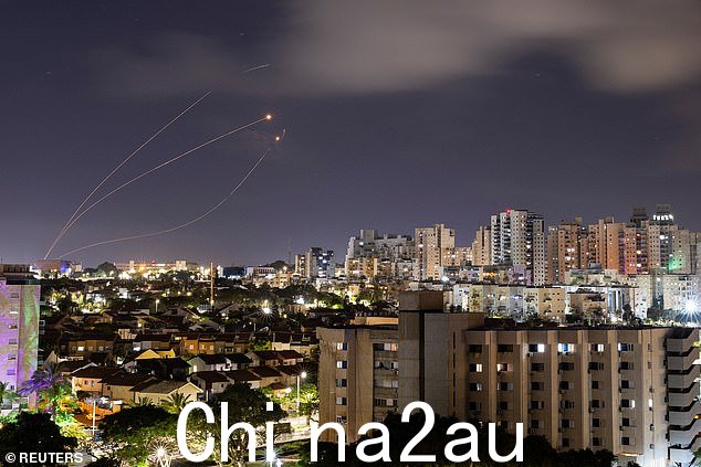 2024 年 5 月 6 日从以色列阿什凯隆看到,以色列的铁穹反导系统拦截了从加沙发射的火箭